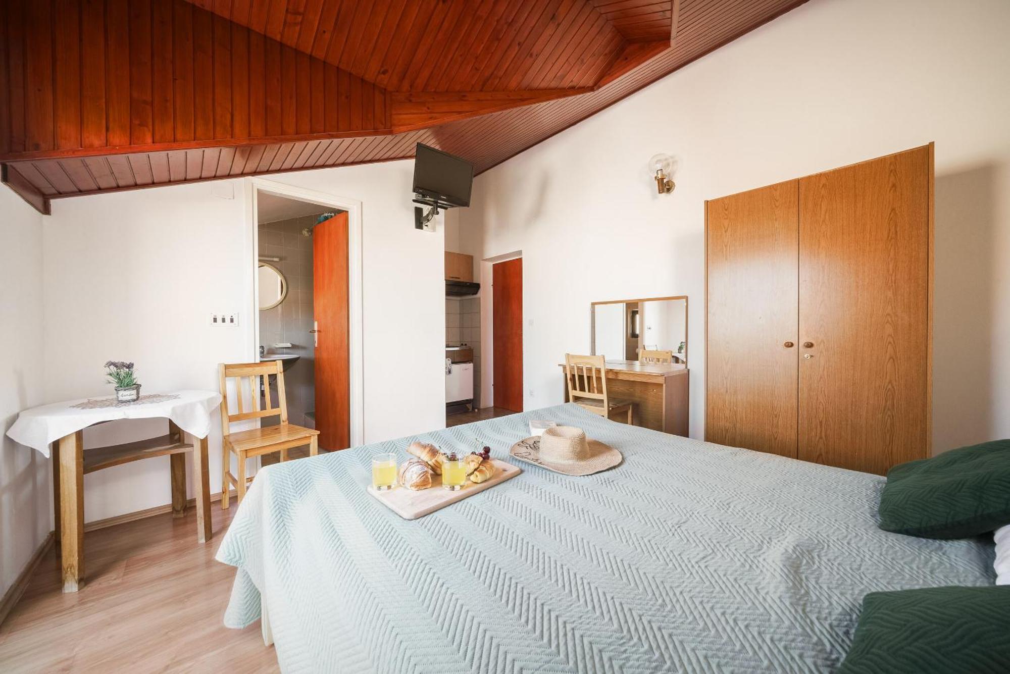 Apartment And Rooms Mrkovic Vodice Exteriör bild