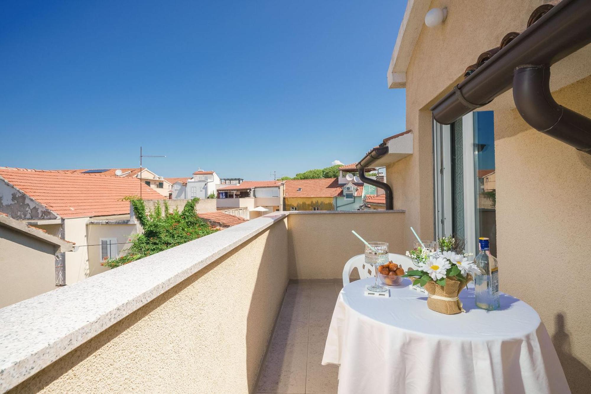 Apartment And Rooms Mrkovic Vodice Exteriör bild