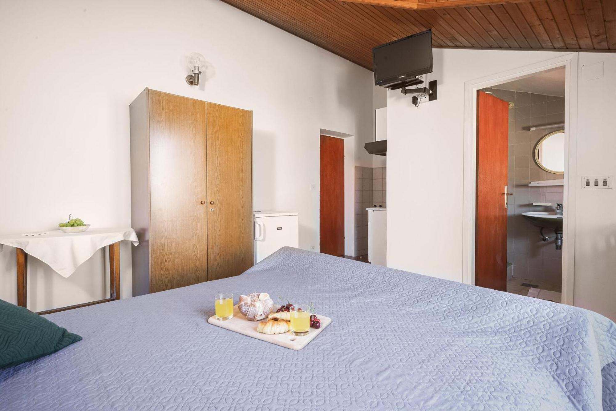 Apartment And Rooms Mrkovic Vodice Exteriör bild